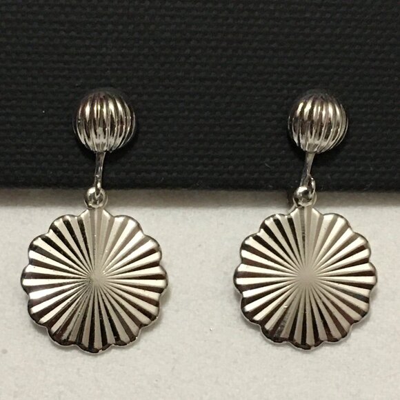 NOS Vtg 1975 SNOW LACE Sarah Coventry CLIP Earrings Silvertone Snowflake - Picture 1 of 2